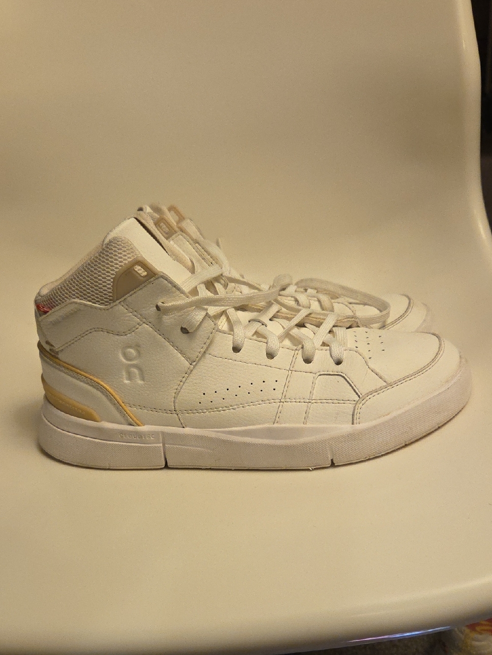 On The Roger Clubhouse Mid Sneakers Women's